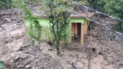 उत्तराखंड में फिर फटा बादल: उत्तरकाशी में उफान पर नाला, घरों-दुकानों में घुसा पानी; लोगों ने खाली किए घर Clouds burst in Uttarakhand Drain in spate in Uttarkashi water entered homes and shops